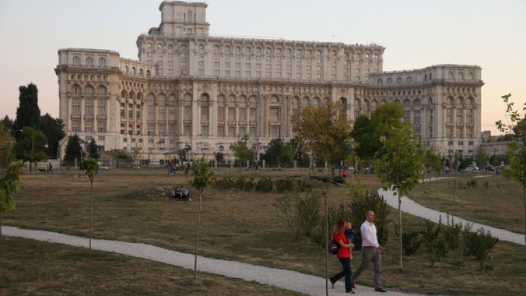 Построеният тогава Народен дворец днес е най-голямата парламентарна сграда в света.