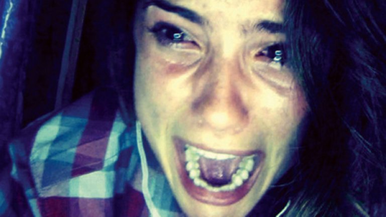 Unfriended не прави грешката да се опитва да обясни интернет на зрители, които не го познават достатъчно. Той предпочита да уплаши единствено тези, които са наясно