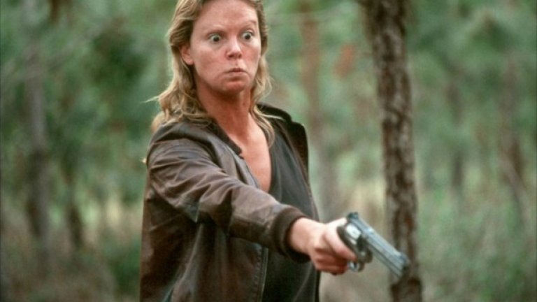 6. Чарлиз Терон и Кристина Ричи – "Чудовище" 
 Филмът "Чудовище" пресъздава истинската история на Айлийн Уорнос, проститутка, станала серийна убийца, която е убивала (или не е убивала) жертвите си при самоотбрана. За да изиграе Айлийн, Чарлиз Терон носи дентални импланти, качва 14 кг и драстично променя външния си вид, за да скрие иначе привлекателните си черти.
  Една от сцените, която хуманизира Айлийн, е срещата на автобусната спирка, в която тя признава на любовницата си Селби (Кристина Ричи), че е направила някои ужасни грешки.
   Докато героинята на Ричи затъва още повече в тъга, Айлийн на Терон се разпада в болезнена мъка, разтърсвайки се и хлипайки неконтролируемо. Така тя показва на нейната любовница, че е единственият човек, който я е възприемал като нещо различно от абсолютно чудовище