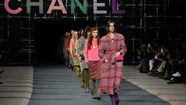 Анти-лого
Огромното “Не” за носенето на лого върху дрехите продължава да виси като гилотина при облеклата за сезона. Това се дължи на “тихия лукс”, който пренася влиянието си и в тенденциите за зимата. Основният му закон е - никакви надписи на Versace, Louis Vuitton или Gucci по тоалета. И ако държите да сте в крак с актуалното в модата, препоръчително е да го следвате.