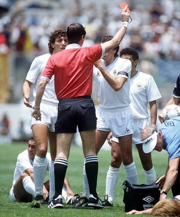10 Жозе Батиста, Уругвай срещу Шотландия 1986-а (56 секунди) Луис Суарес не е единственият уругваец със спорна репутация. Жозе Патиста също не беше любимец на противниковите фенове, а на Световното първенство през 1986-а прекарва само 56 секунди на терена в мача срещу Шотландия преди да бъде изгонен за брутално нарушение срещу Гордън Страхан.