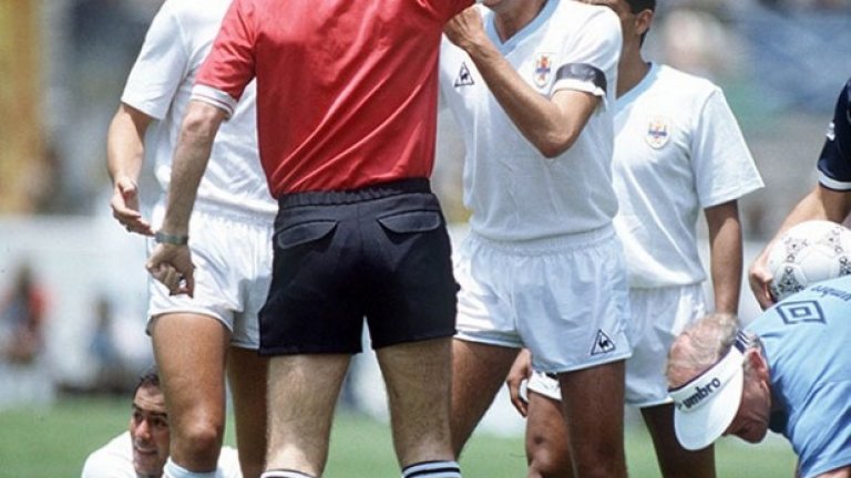 10 Жозе Батиста, Уругвай срещу Шотландия 1986-а (56 секунди) Луис Суарес не е единственият уругваец със спорна репутация. Жозе Патиста също не беше любимец на противниковите фенове, а на Световното първенство през 1986-а прекарва само 56 секунди на терена в мача срещу Шотландия преди да бъде изгонен за брутално нарушение срещу Гордън Страхан.