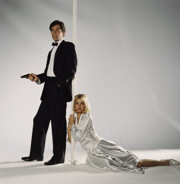 Тимъти Далтън като 007 и актрисата Мариам д'Або като Кара Милови в реклама за филма от 1987-ма "The Living Daylights"