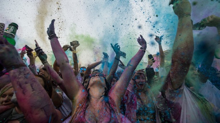 Да се къпеш в цветовете на любовта и веселието