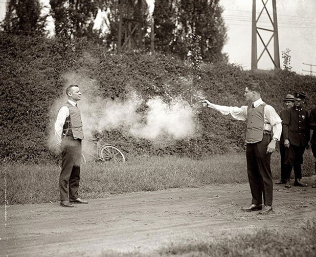 Тестване на нови бронирани жилетки. 1923 г.