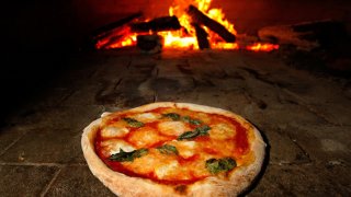 Първата пица е с домати, моцарела и босилек, в цветовете на италианското знаме, а готвачът Рафаеле Еспозито я поднася на италианската кралица Маргарита. Оттам името на този вид пица остава във вековете - пица Маргарита.