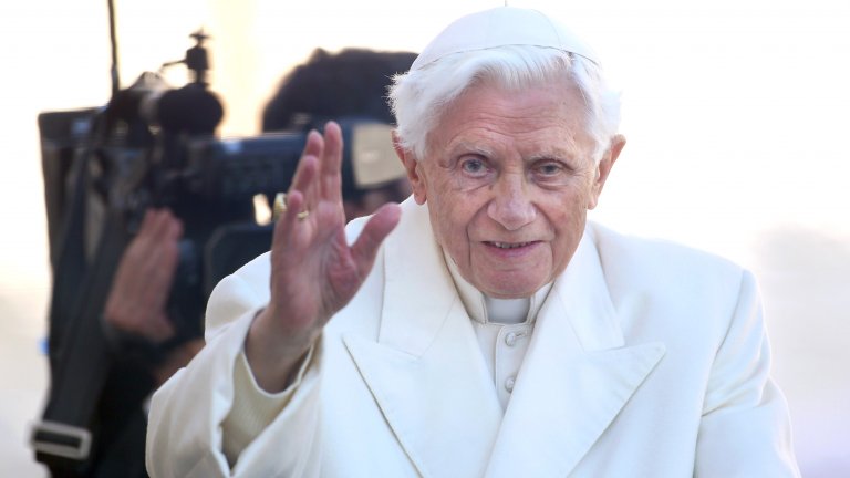 От Ватикана не съобщават подробности за състоянието на бившия глава на Римокатолическата църква