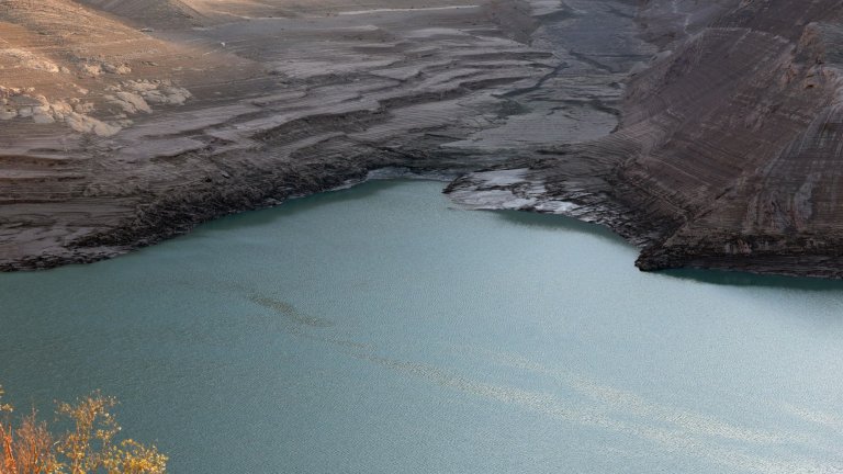 Язовирите са почти празни.