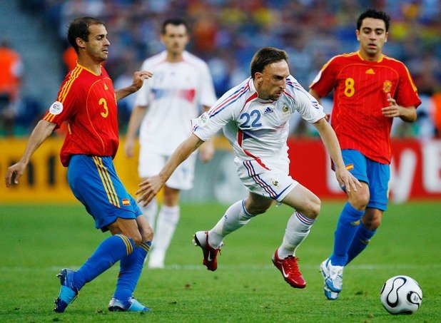 2006 г. Разочарование на световното в Германия, като испанците са изхвърлени на осминафинал от Франция и Рибери, а халфът е заменен 20 минути преди края. 