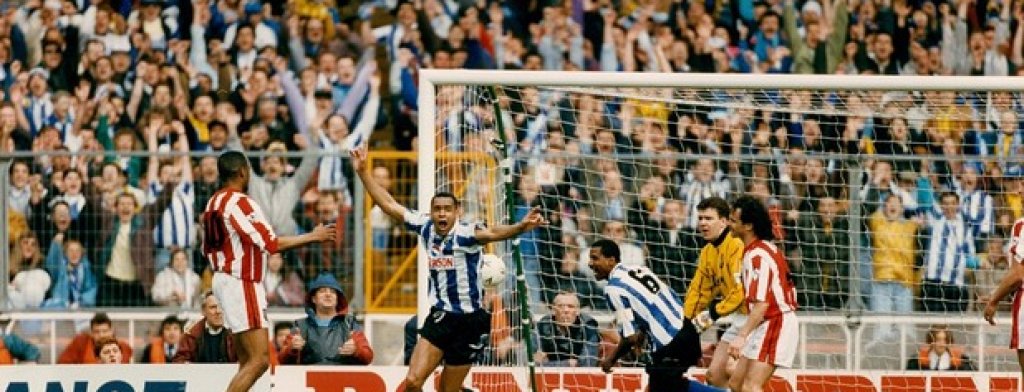 1993 г., Шефийлд Уензди - Шефийлд Юнайтед 2:1Велико дерби на града, преместено на арената "Уембли". Неудържимият Крис Уодъл даде аванс на Уензди, но Юнайтед отвърна с гол на Алън Корк и прати мача в продължения. Там Марк Брайт (на снимката) развърза възела и Уензди стигна втори финал за сезона, след като игра такъв и за Купата на лигата. И двата пъти обаче падна от Арсенал.