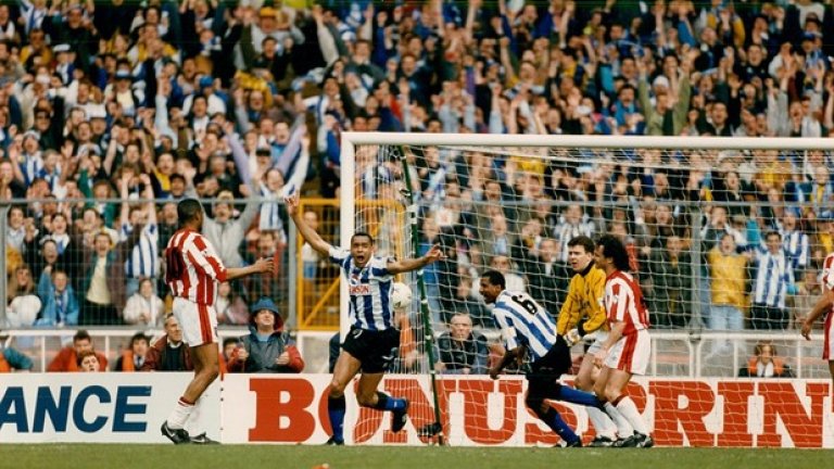 1993 г., Шефийлд Уензди - Шефийлд Юнайтед 2:1Велико дерби на града, преместено на арената "Уембли". Неудържимият Крис Уодъл даде аванс на Уензди, но Юнайтед отвърна с гол на Алън Корк и прати мача в продължения. Там Марк Брайт (на снимката) развърза възела и Уензди стигна втори финал за сезона, след като игра такъв и за Купата на лигата. И двата пъти обаче падна от Арсенал.