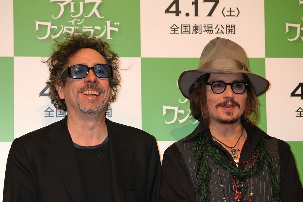 Джони Деп и Тим Бъртън
Каквото и да се напише за творческото сътрудничество между актьора Джони Деп и режисьора Тим Бъртън, ще се стига до Параграф 22. Хем всичко вече е казано, но в същото време, каквото и да се напише, ще е недостатъчно.
Готическата визия на Бъртън си върви с ексцентричността на Деп точно както си отиват джин с тоник, а на екран от този креативна връзка се раждат 8 филма. Първият им проект е “Едуард Ножиците”, а след него идват “Ед Ууд”, “Слийпи Холоу”, “Чарли и шоколадовата фабрика”, “Булката труп”, “Суини Тод”, “Алиса в страната на чудесата” и “Тъмни сенки”.