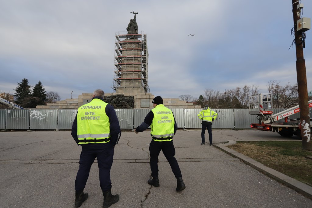 Започва демонтажът на Паметника на съветската армия (снимки)