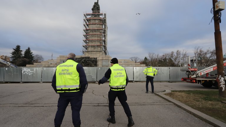 Започва демонтажът на Паметника на съветската армия (снимки)