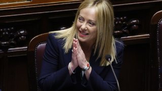 Тя обеща пред депутатите помощи за семействата и фирмите, както и да не променя външната политика на страната