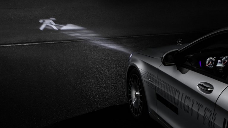 Mercedes използва шоуто в Женева, за да покаже новите си светлини. Проектирани са по такъв начин, че не заслепяват шофьорите в насрещното движение, могат автоматично да осветяват пешеходци на пътя или да излъчват светлинни предупредителни знаци върху асфалта пред колата. 

Технологията се нарича "Digital Light" и засега е достъпна само за собствениците на луксозния Mercedes-Maybach S-Class. В ядрото на фара се намира малък чип с милион микрорефлектори, които могат да имитират светлинен лъч и да го насочват. 

Камерите, вградени в автомобила, засичат всички участници в движението; дигиталните карти предупреждават при доближаването на кръстовища, така че светлините могат да се включат още преди шофьорът да подаде сигнал. 
