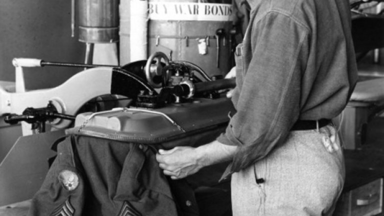 Затворник шие и чисти униформи за войнците през Втората световна война, август, 1943 година