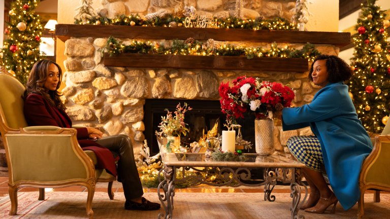 The Christmas Showdown 

Премиера: 7 декември

Къде: HBO Max

Ейприл и Чесити са близки приятелки от детството, но дружбата им се разпада, когато Ейприл се отказва от общия им план да се преместят в Ню Йорк и вместо това избира Париж. За Коледа двете се връщат в родния си град, осъзнавайки, че кариерите им са се провалили. За да възстановят самочувствието си, и двете бивши приятелки се прицелват към една и съща работна позиция – дизайнер на грандиозното коледно шоу Sugar Heights Christmas Eve Spectacular.