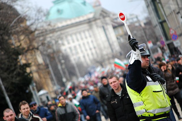 Полицай регулира движението по ул. "Г.С.Раковски"