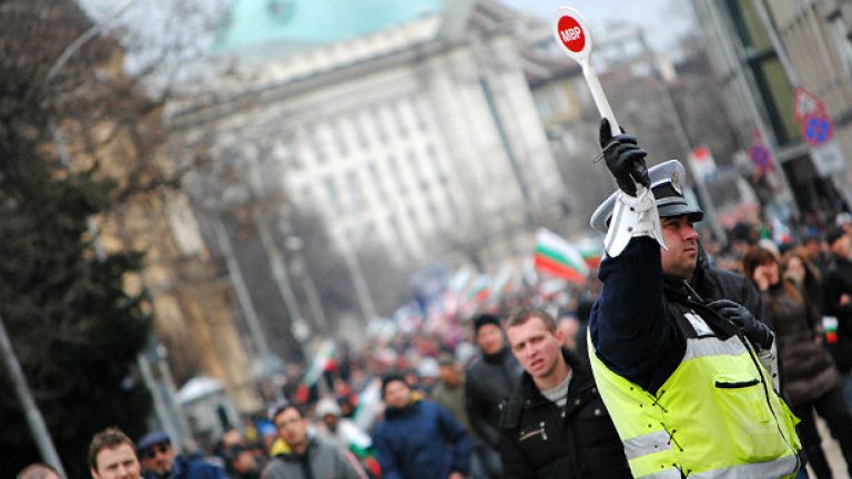 Полицай регулира движението по ул. "Г.С.Раковски"