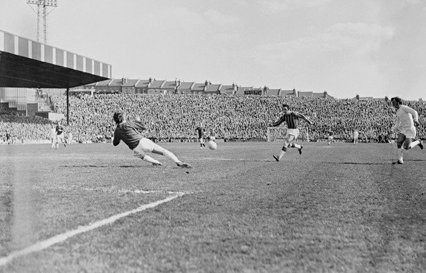 1971 г. Стадионът е "Селхърст Парк", а Боби Тамблинг от Кристъл Палас бележи срещу Манчестър Юнайтед с Алекс Степни на вратата.