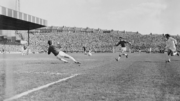 1971 г. Стадионът е "Селхърст Парк", а Боби Тамблинг от Кристъл Палас бележи срещу Манчестър Юнайтед с Алекс Степни на вратата.