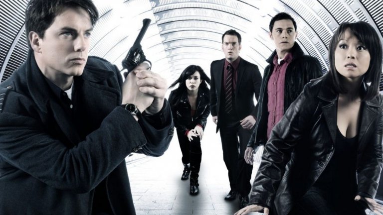 Torchwood
Спиноф на: Doctor Who
Един от многото спинофи на британската фантастика Doctor Who, Torchwood разказва за група ловци на извънземни в Кардиф. Основният персонаж е безсмъртният измамник Джак Харкнес, който вече се е появявал в Doctor Who. Той и неговият екип трябва да предпазят Земята от различни извънземни и чисто човешки заплахи. Първоначално този спиноф не започва така уверено като други в този списък, но с времето успява да поеме в правилния път. Torchwood има общо 41 епизода и след края на четвъртия сезон през 2012 г. не е сигурно дали някога отново ще бъде продължен.