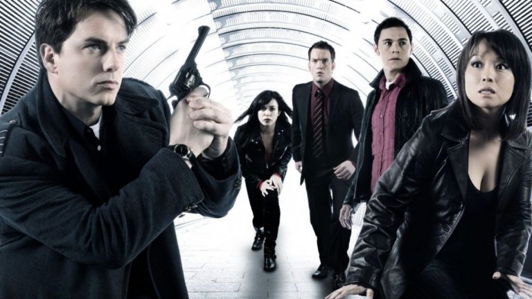 Torchwood
Спиноф на: Doctor Who

Един от многото спинофи на британската фантастика Doctor Who, Torchwood разказва за група ловци на извънземни в Кардиф. Основният персонаж е безсмъртният измамник Джак Харкнес, който вече се е появявал в Doctor Who. Той и неговият екип трябва да предпазят Земята от различни извънземни и чисто човешки заплахи. Първоначално този спиноф не започва така уверено като други в този списък, но с времето успява да поеме в правилния път. Torchwood има общо 41 епизода и след края на четвъртия сезон през 2012 г. не е сигурно дали някога отново ще бъде продължен.