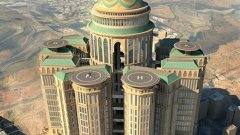 Строителството превръща религиозния град в Лас Вегас. С 10 000 стаи и 70 ресторанта, плюс пет етажа, запазени изключително и само за употреба от саудитското кралско семейство, "Абраж Кудай" ще бъде най-големия хотел в света и ще струва 2,3 млрд. паунда.