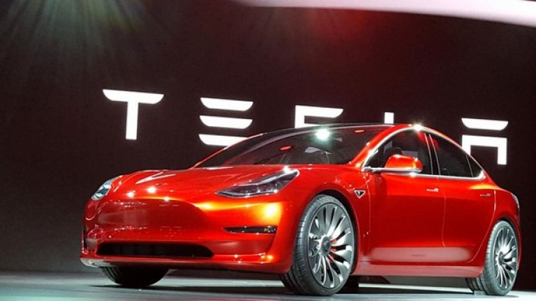 Причината е клип, който се е появил в социалните мрежи, който показва как кола Tesla наглед без никаква причина избухва в пламъци