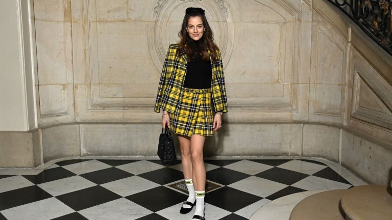 Дължини, пълзящи над коляното
Мини полите сякаш се бяха позабравили през последните няколко сезона, но и за тази модна революция настъпва ренесанс с началото на пролетта. Новото при визията с късите поли, освен разнообразните материи, е комбинацията им със структурирано сако с подплънки на раменете. Или казано с други думи, съчетава се мъжка и женска енергия в една визия.