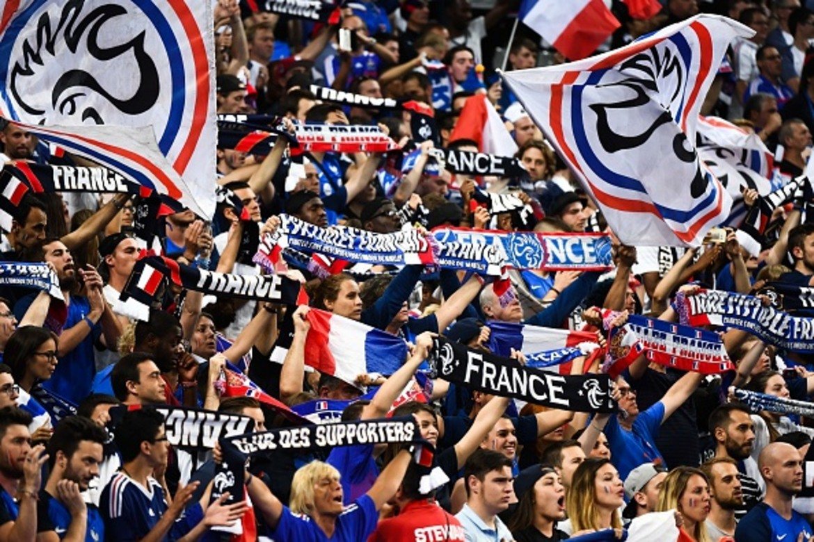 Французите пяха английския химн в Париж, в знак на подкрепа след последните терористични атаки в Англия