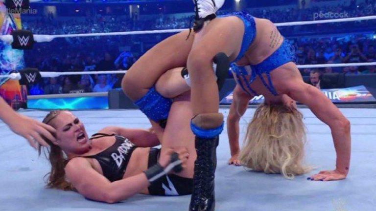 Кечистка показа повече, отколкото трябва, след проблеми с костюма при победа над Ронда Раузи (видео)