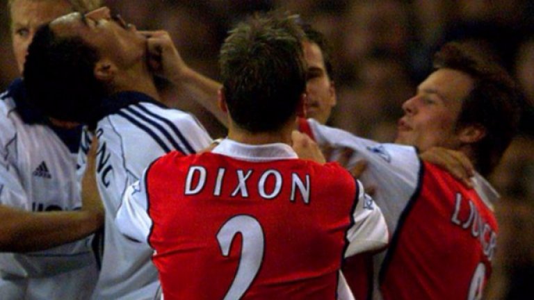 Лий Диксън

Приключи кариерата си в Арсенал, след това се е появявал като анализатор в няколко различни телевизии.