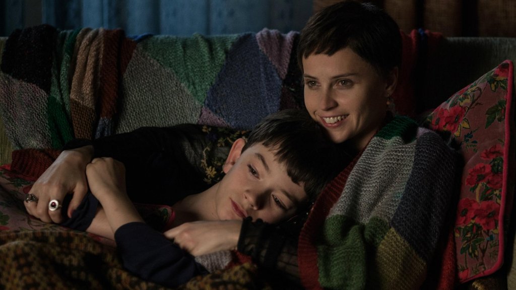 \"А Monster Calls\"
Това е едно от най-емоционално богатите превъплъщения на Джоунс. В този филм тя играе майка, която е на смъртно легло. Необичайно приятелство между нейния син с дърво чудовище помага на момчето да се справи с трудния период. Интер