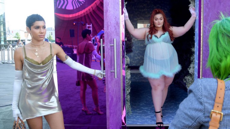 Многообразие
Риана провокира безброй трендове, но с Fenty тя също така уцели текущото настроение по темата за включването. От грим за всякакви тонове на кожата до бранд за бельо за всякакви форми на тялото.