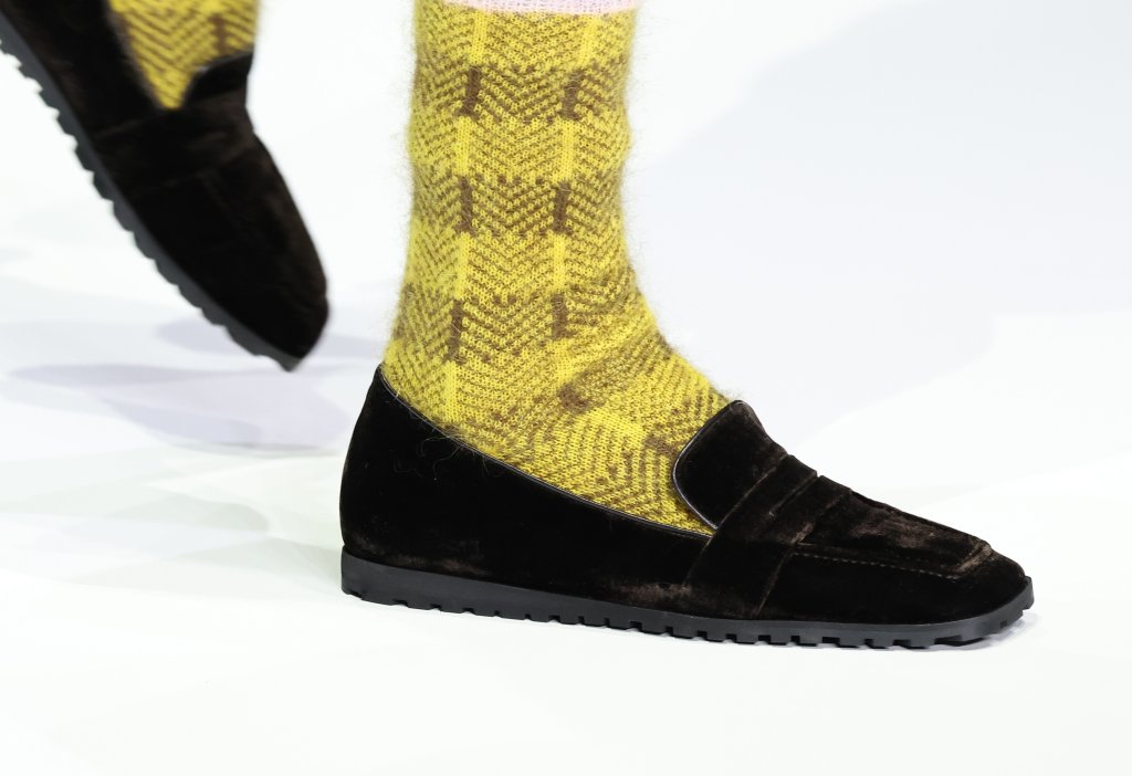 Връзка с природата
Естетиката на природата влиза осезаемо в зимния гардероб. Обувките изглеждат плътни, устойчиви и сякаш „издялани“, а не произведени. Текстури, които напомнят за камък, кора или пръст, създават усещане за тежест и стабилност. Това са модели, които внушават сигурност и са обувки за хора, които искат да стъпват здраво, дори в хаотичен градски пейзаж.