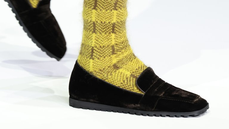 Връзка с природата
Естетиката на природата влиза осезаемо в зимния гардероб. Обувките изглеждат плътни, устойчиви и сякаш „издялани“, а не произведени. Текстури, които напомнят за камък, кора или пръст, създават усещане за тежест и стабилност. Това са модели, които внушават сигурност и са обувки за хора, които искат да стъпват здраво, дори в хаотичен градски пейзаж.