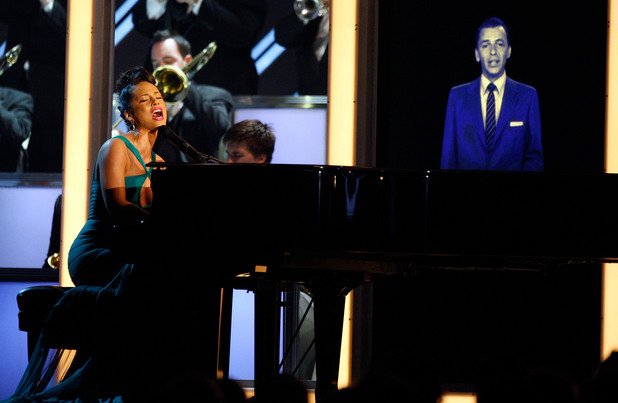 Франк Синатра

Още една легенда, съживена на още едно голямо шоу – наградите „Грами” през 2008 г., десет години след смъртта на Синатра. Там той пя заедно с Алиша Кийс, а по-късно същата холограма се появи и на 50-ия рожден ден на Саймън Коуел. За да е пълна гаврата, се заговори за възможността Синатра да направи супергрупа с холограмите на Елвис Пресли и Майкъл Джексън.
