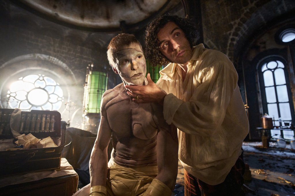 „Франкенщайн“
Филмът не е поредната адаптация по книга, а до голяма степен авторски прочит от страна на Гийермо дел Торо. Освен страхотна история и изпълнения, “Франкенщайн” предоставя и визуално изживяване чрез красивите костюми, грим и кинематография. Вероятно ще харесате и че фокусът на историята е изместен от ужаса на изоставянето към спектъра на отговорността, ако не сте ревностни последователи на Мери Шели.