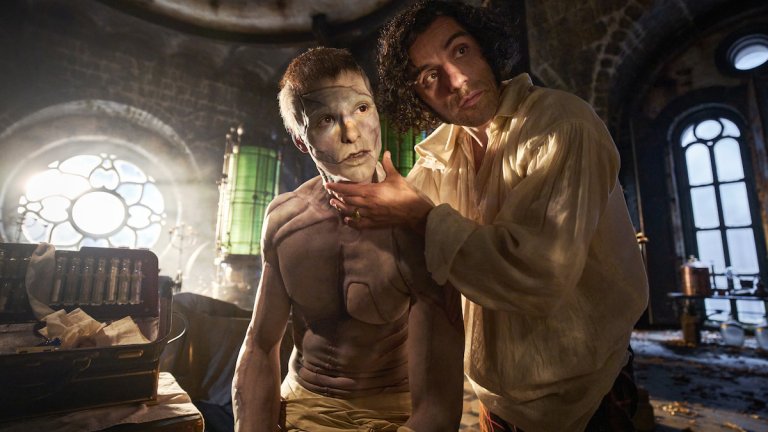 „Франкенщайн“
Филмът не е поредната адаптация по книга, а до голяма степен авторски прочит от страна на Гийермо дел Торо. Освен страхотна история и изпълнения, “Франкенщайн” предоставя и визуално изживяване чрез красивите костюми, грим и кинематография. Вероятно ще харесате и че фокусът на историята е изместен от ужаса на изоставянето към спектъра на отговорността, ако не сте ревностни последователи на Мери Шели.