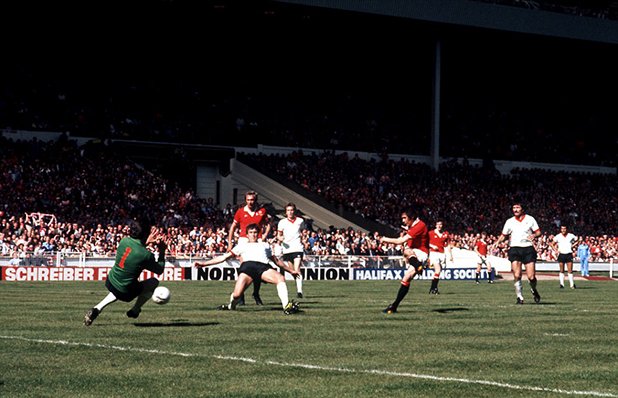 Финалът за ФА къп през 1977-а е доста напечен. Ливърпул гони требъл, но Юнайтед побеждава с 2:1 на "Уембли". Стюърт Пиърсън дава аванс на "червените дяволи", Джими Кейс изравнява, но Джими Грийнхолф отбелязва гола на победата за Юнайтед. Няколко дни по-късно отборът на Боб Пейсли постига една от най-великите си победи на финала на турнира за КЕШ над Борусия Мьонхенгладбах в Рим