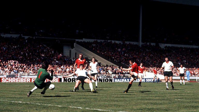Финалът за ФА къп през 1977-а е доста напечен. Ливърпул гони требъл, но Юнайтед побеждава с 2:1 на "Уембли". Стюърт Пиърсън дава аванс на "червените дяволи", Джими Кейс изравнява, но Джими Грийнхолф отбелязва гола на победата за Юнайтед. Няколко дни по-късно отборът на Боб Пейсли постига една от най-великите си победи на финала на турнира за КЕШ над Борусия Мьонхенгладбах в Рим