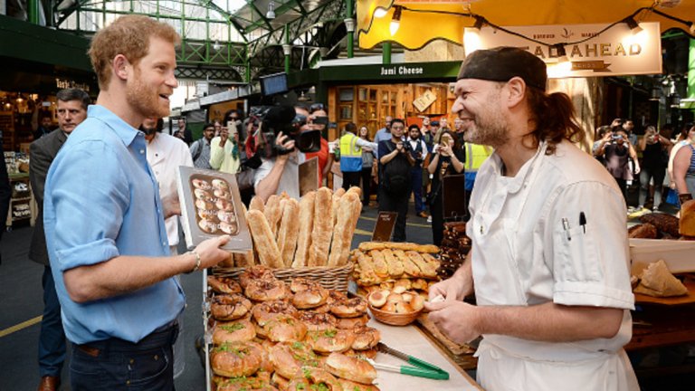 Принцът пазарува сам и не иска да живее в "златна клетка". Благотворителността се е превърнала в негово основно задължение.
На снимката: Принцът посещава Бъроу Маркет в Лондон след атентата, който се случи в началото на юни, и разговаря с продавачите.