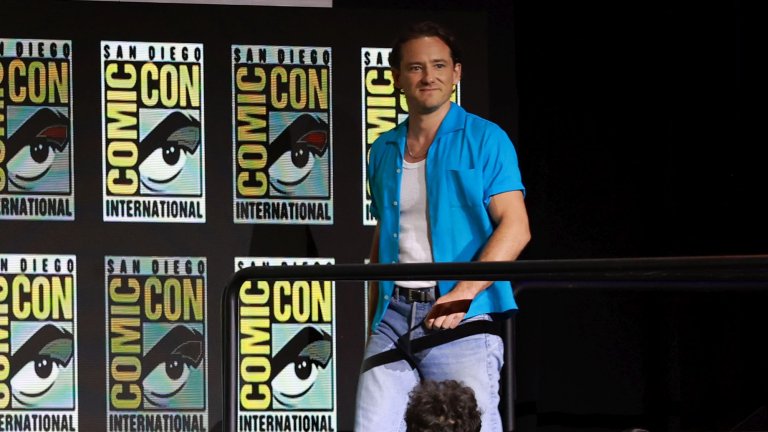 Пулман демонстрира как са му се отразили тренировките още на събитието ComicCon миналата година.