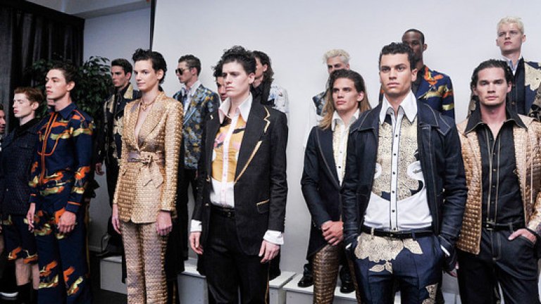 Моделът Рейн Дав (в средата)
предпочита да не поставя етикети на половата си идентичност. Тя принадлежи към група в модната индустрия, известна в последните години като джендъркуир...