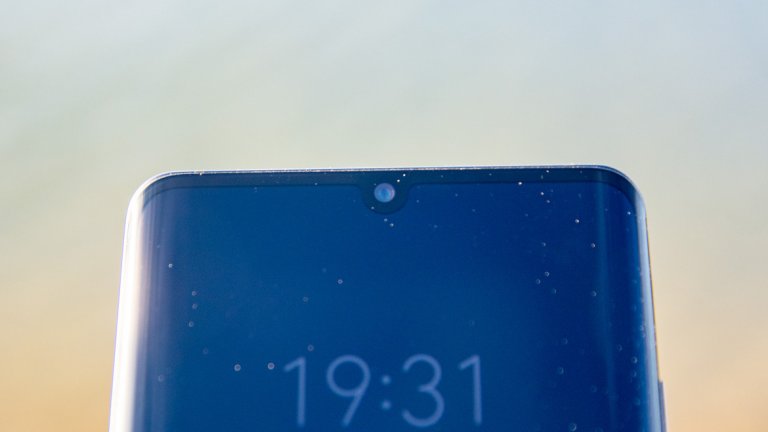 Телефонът няма пръстов отпечатък отдолу, той е отишъл под екрана, всички безели или черни отстояния от между дисплея и страните са още по-изтънени, най-горе се е появил ноч, който обаче включва само една малка камера, в двете страни екранът е със заоблени краища. Отзад разположението на камерите се е запазило вертикално, но сега е малко по-голямо и освен това включва четвъртия ToF сензор, поставен отстрани.