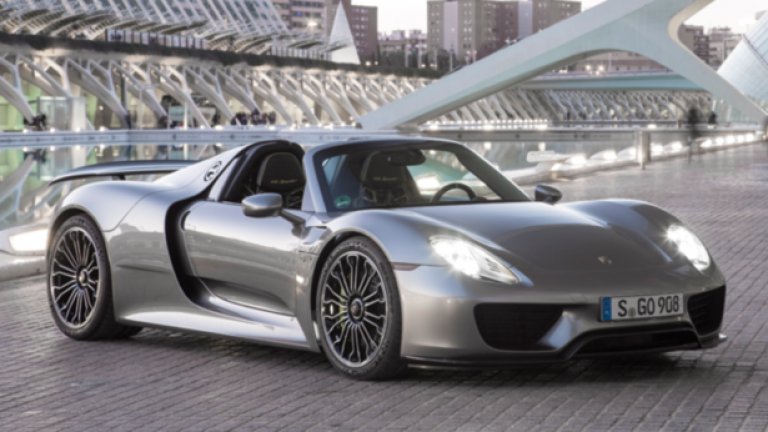 Porsche 918 Spyder
Porsche навлиза изключително успешно при хибридните супер автомобили с 918 Spyder – общата му мощност 887 конски сили, идващи от 4,6-литров V8 бензинов мотор, който работи заедно с два електромотора. До 35 км/ч колата може да върви само на електрическа тяга, след което се намесва бензиновия двигател с мощност 608 конски сили.
Цена: 845 000 долара