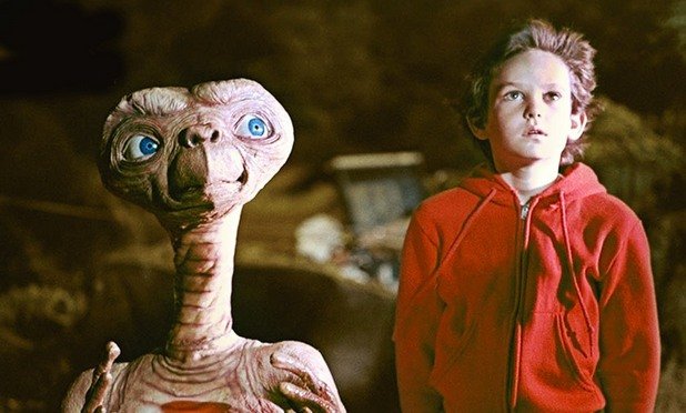 2. E.T. 2: Nocturnal Fears

Имаш успешен детски филм, който е станал любим на цяло едно поколение. Как решаваш да го продължиш? С хорър. Такава горе-долу е идеята зад планираното продължение на "Изънземното" на Стивън Спилбърг. Самият Спилбърг пише сценария за продължението, но изведнъж се плаши от собственото си творение. В него главните герои от първия филм биват отвлечени от агресивна извънземна раса и трябва да търсят помощта на своя стар познайник E.T. Спилбърг обаче не иска да "ограбва оригиналния филм от неговата невинност" и така плановете за продължение пропадат.
