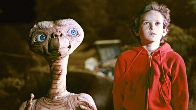 Харисън Форд - Извънземното, E.T. 
 Звездата от „Междузвездни войни“ и „Индиана Джоунс“ има и малка роля във филма на Спилбърг (по сценарий, написан от тогавашната му приятелка Мелиса Матисън). Той играе директор на училище, който наказва Елиът, но режисьорът все пак решава, че участието на Форд само ще разсее зрителите.